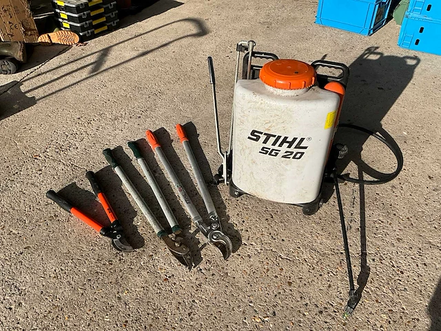 Rugspuit stihl sg20 en 3 takkenscharen wo stihl en bahco - afbeelding 1 van  4