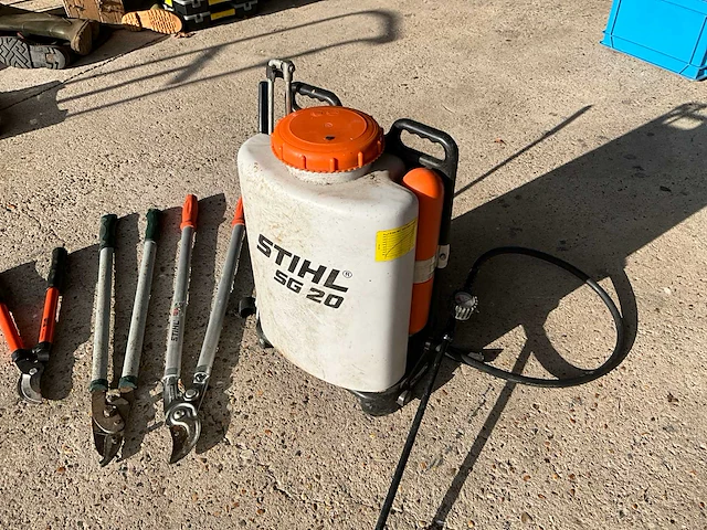 Rugspuit stihl sg20 en 3 takkenscharen wo stihl en bahco - afbeelding 2 van  4