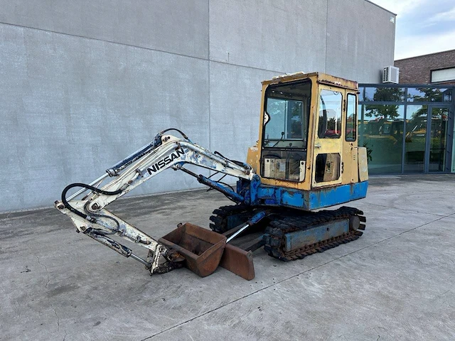 Rupsgraafmachine nissan diesel - afbeelding 1 van  1