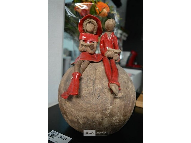 Rustiek beeldje met 2 figuren op bol - afbeelding 1 van  3