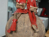 Rustiek beeldje met 2 figuren op bol