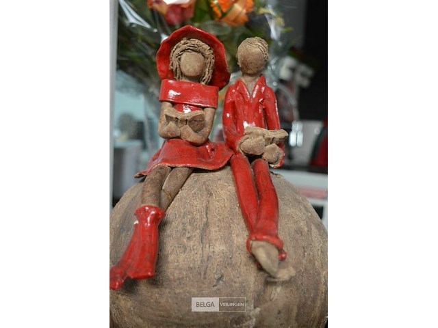 Rustiek beeldje met 2 figuren op bol - afbeelding 2 van  3