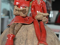 Rustiek beeldje met 2 figuren op bol - afbeelding 2 van  3