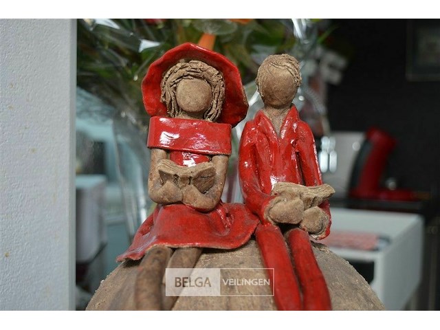 Rustiek beeldje met 2 figuren op bol - afbeelding 3 van  3