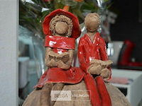 Rustiek beeldje met 2 figuren op bol - afbeelding 3 van  3