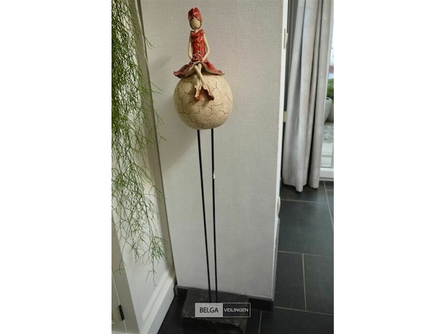 Rustiek beeldje van 1 figuur op bol op metalen voet - afbeelding 1 van  4