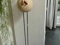 Rustiek beeldje van 1 figuur op bol op metalen voet - afbeelding 1 van  4