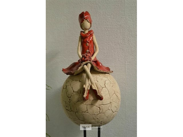 Rustiek beeldje van 1 figuur op bol op metalen voet - afbeelding 2 van  4