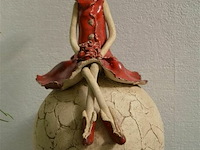 Rustiek beeldje van 1 figuur op bol op metalen voet - afbeelding 2 van  4