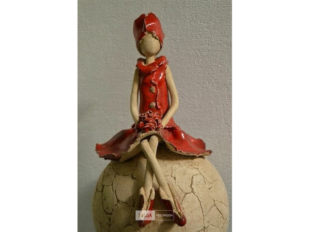 Rustiek beeldje van 1 figuur op bol op metalen voet - afbeelding 3 van  4