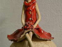 Rustiek beeldje van 1 figuur op bol op metalen voet - afbeelding 3 van  4