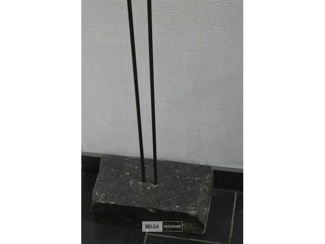 Rustiek beeldje van 1 figuur op bol op metalen voet - afbeelding 4 van  4