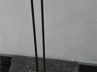 Rustiek beeldje van 1 figuur op bol op metalen voet - afbeelding 4 van  4