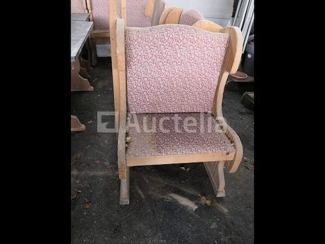 Rustieke banken en tafels die moeten worden gerestaureerd - afbeelding 2 van  11