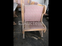 Rustieke banken en tafels die moeten worden gerestaureerd - afbeelding 2 van  11