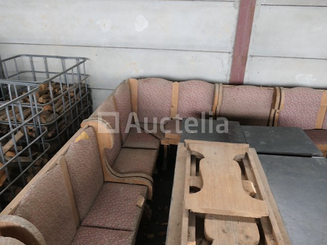 Rustieke banken en tafels die moeten worden gerestaureerd - afbeelding 3 van  11