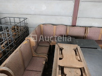 Rustieke banken en tafels die moeten worden gerestaureerd - afbeelding 3 van  11