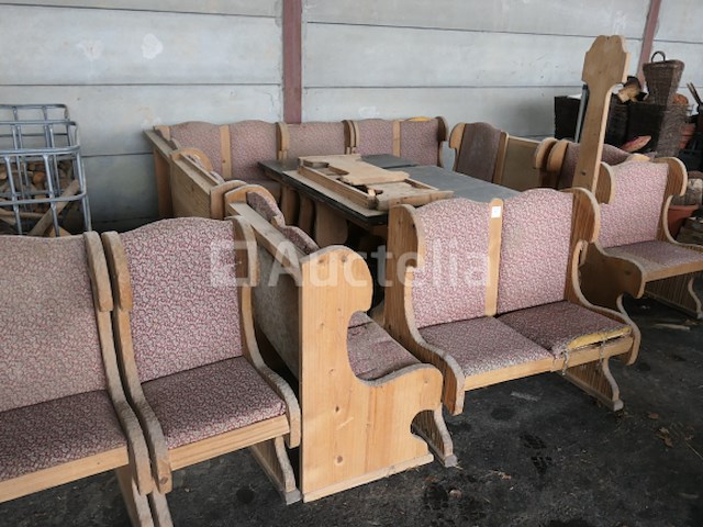 Rustieke banken en tafels die moeten worden gerestaureerd - afbeelding 1 van  11