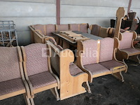 Rustieke banken en tafels die moeten worden gerestaureerd - afbeelding 1 van  11