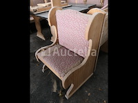 Rustieke banken en tafels die moeten worden gerestaureerd - afbeelding 4 van  11