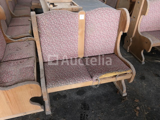 Rustieke banken en tafels die moeten worden gerestaureerd - afbeelding 5 van  11