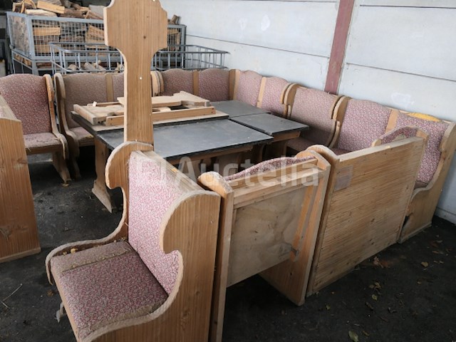 Rustieke banken en tafels die moeten worden gerestaureerd - afbeelding 6 van  11