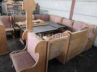 Rustieke banken en tafels die moeten worden gerestaureerd - afbeelding 6 van  11