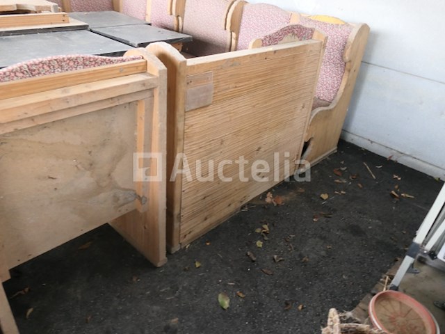 Rustieke banken en tafels die moeten worden gerestaureerd - afbeelding 7 van  11