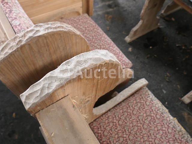 Rustieke banken en tafels die moeten worden gerestaureerd - afbeelding 8 van  11