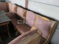 Rustieke banken en tafels die moeten worden gerestaureerd - afbeelding 9 van  11