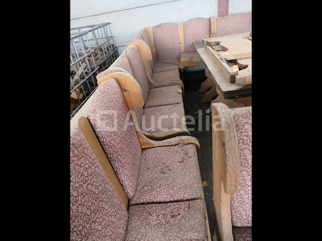 Rustieke banken en tafels die moeten worden gerestaureerd - afbeelding 11 van  11