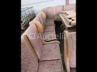 Rustieke banken en tafels die moeten worden gerestaureerd - afbeelding 11 van  11