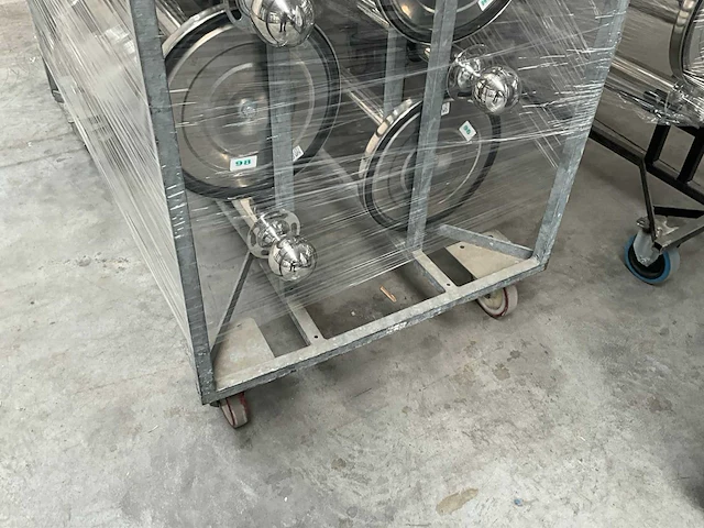 Rvs afzetpalen (16x) in transportkar - afbeelding 9 van  9