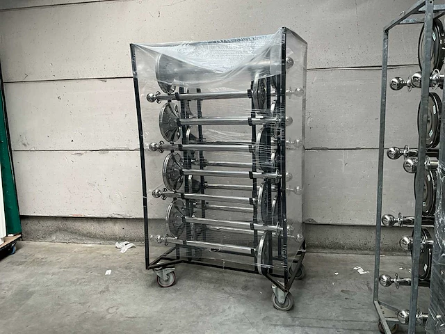 Rvs afzetpalen (16x) in transportkar - afbeelding 6 van  9