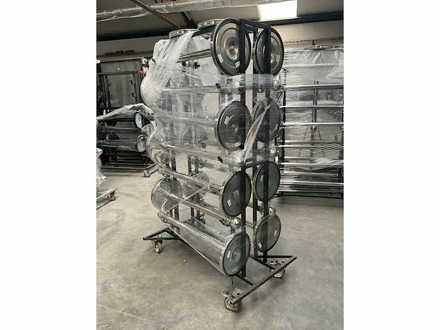 Rvs afzetpalen (16x) in transportkar - afbeelding 6 van  7