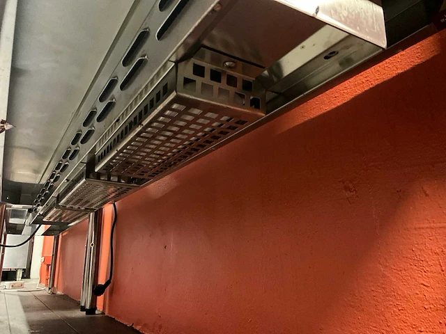 Rvs chefrek voorzien van 2 leggers en warmtebrug - afbeelding 3 van  4