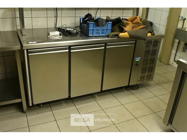 Rvs gekoelde werktafel met chefrek 3 deurs 188x70x90/160 - afbeelding 2 van  4