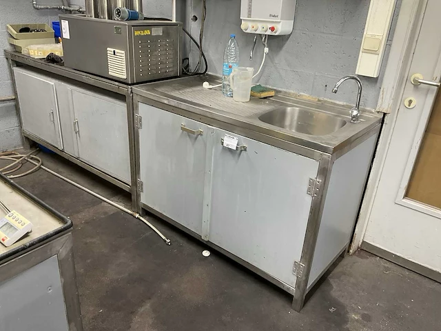 Rvs laboratorium werktafel (2x) - afbeelding 1 van  3