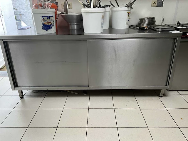 Rvs opbergkast voorzien van 2 schuifdeuren - afbeelding 1 van  4