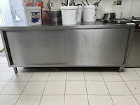 Rvs opbergkast voorzien van 2 schuifdeuren - afbeelding 1 van  4