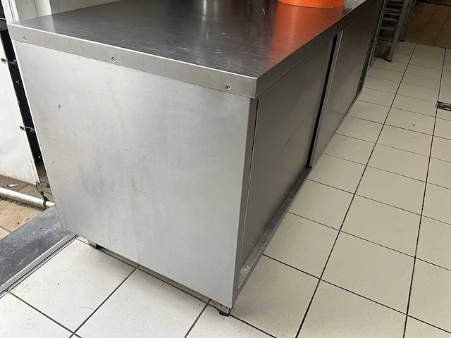 Rvs opbergkast voorzien van 2 schuifdeuren - afbeelding 4 van  4