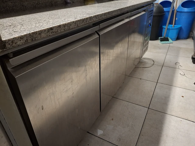 Rvs pizza gekoelde werkbank met 3 deuren en granieten werkblad + rvs saladette polar - afbeelding 3 van  8