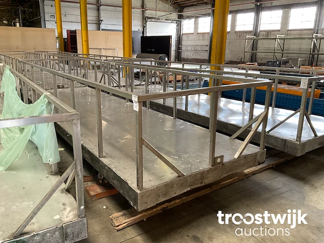 Rvs plateauwagen met balustrade - afbeelding 1 van  2