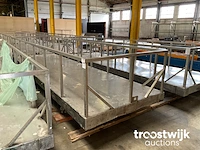 Rvs plateauwagen met balustrade - afbeelding 1 van  2