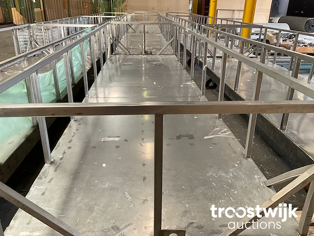 Rvs plateauwagen met balustrade - afbeelding 2 van  2