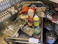 Rvs plateauwagentje met inhoud - afbeelding 2 van  5