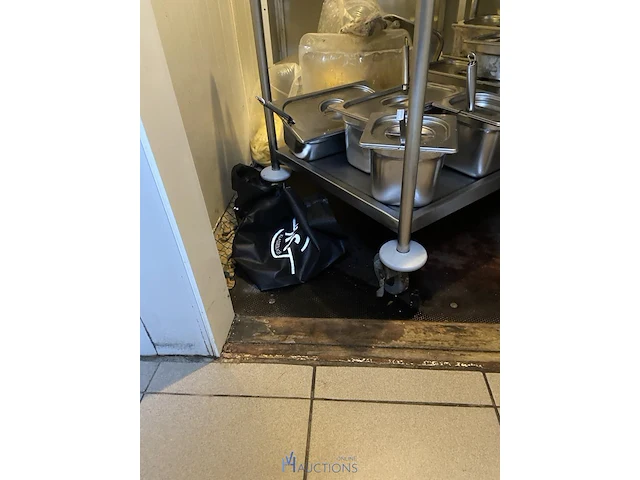 Rvs plateauwagentje met inhoud - afbeelding 3 van  5