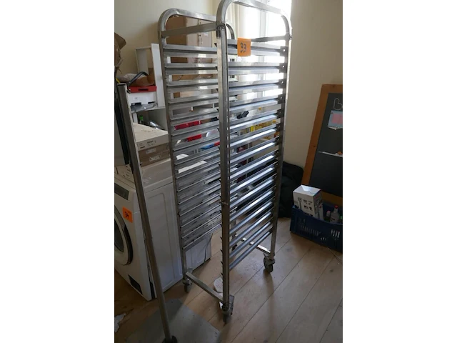 Rvs regaalwagen + houten stoepbord - afbeelding 1 van  4