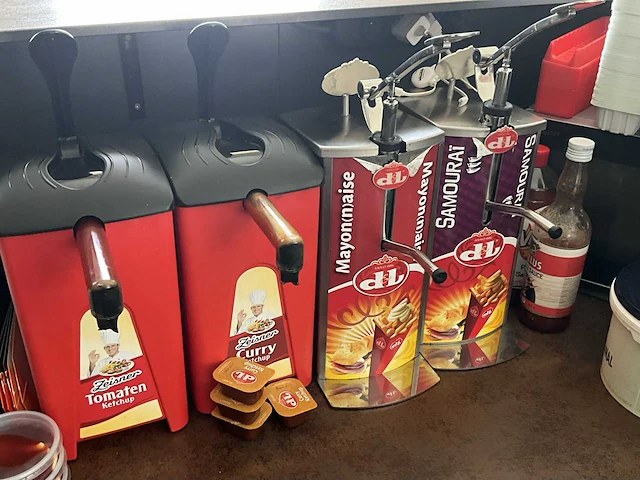 Rvs sausdispenser en 4 diverse sauspompen - afbeelding 3 van  3