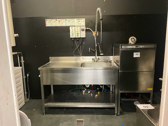 Rvs spoeltafel compleet met mengkraan, sproeier en zeepdispenser - afbeelding 1 van  5